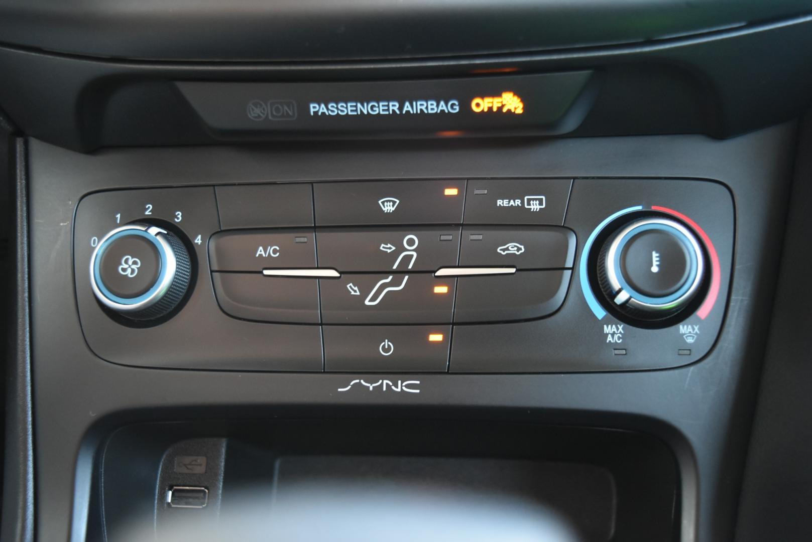 2018 White /Black Ford Focus SE (1FADP3F22JL) with an 2.0L I-4 GDI TI-VCT engine, 6-Speed Powershift Automatic transmission, located at 1600 E Hwy 44, Rapid City, SD, 57703, (605) 716-7878, 44.070232, -103.171410 - Photo#20
